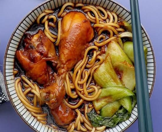 Braised Chicken Legs Noodles or Rice Noodles 红烧鸡腿面/米线